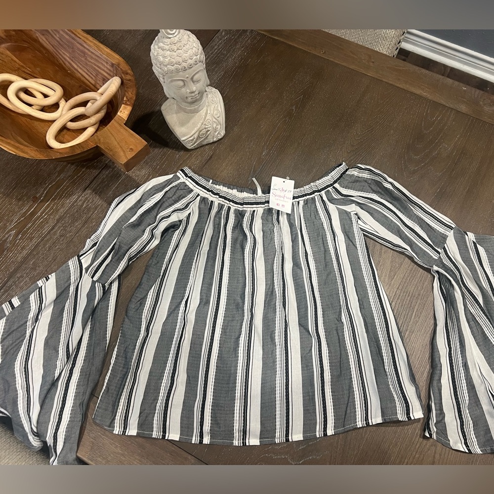 NWT - Boutique top. Off the shoulder with flowing sleeve. Size small